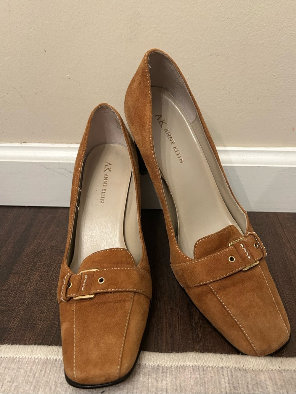 Anne Klein Sz 8 Tan Square Loafer Pumps Gold Tone Buckle Block Heel Preppy